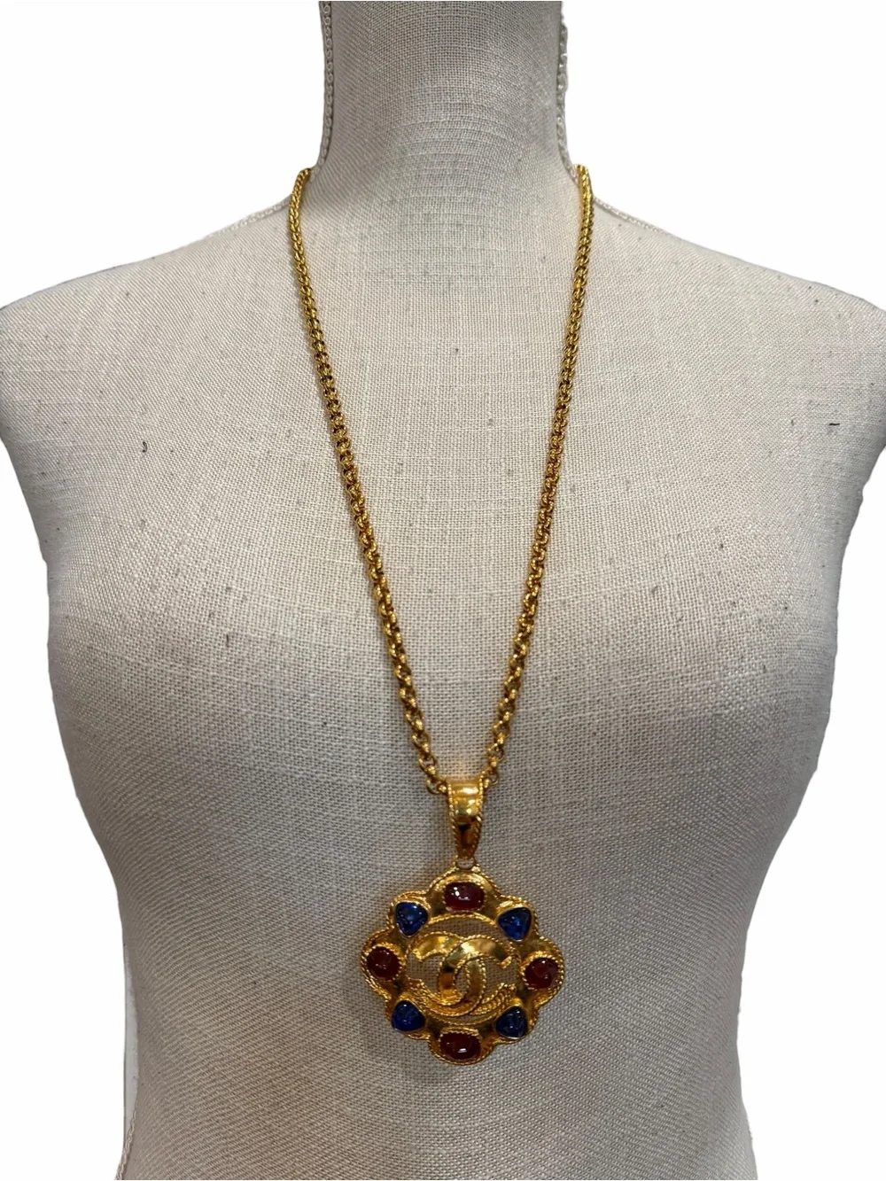CHANEL RARE Gold-Plate Gripoix Pendant Necklace